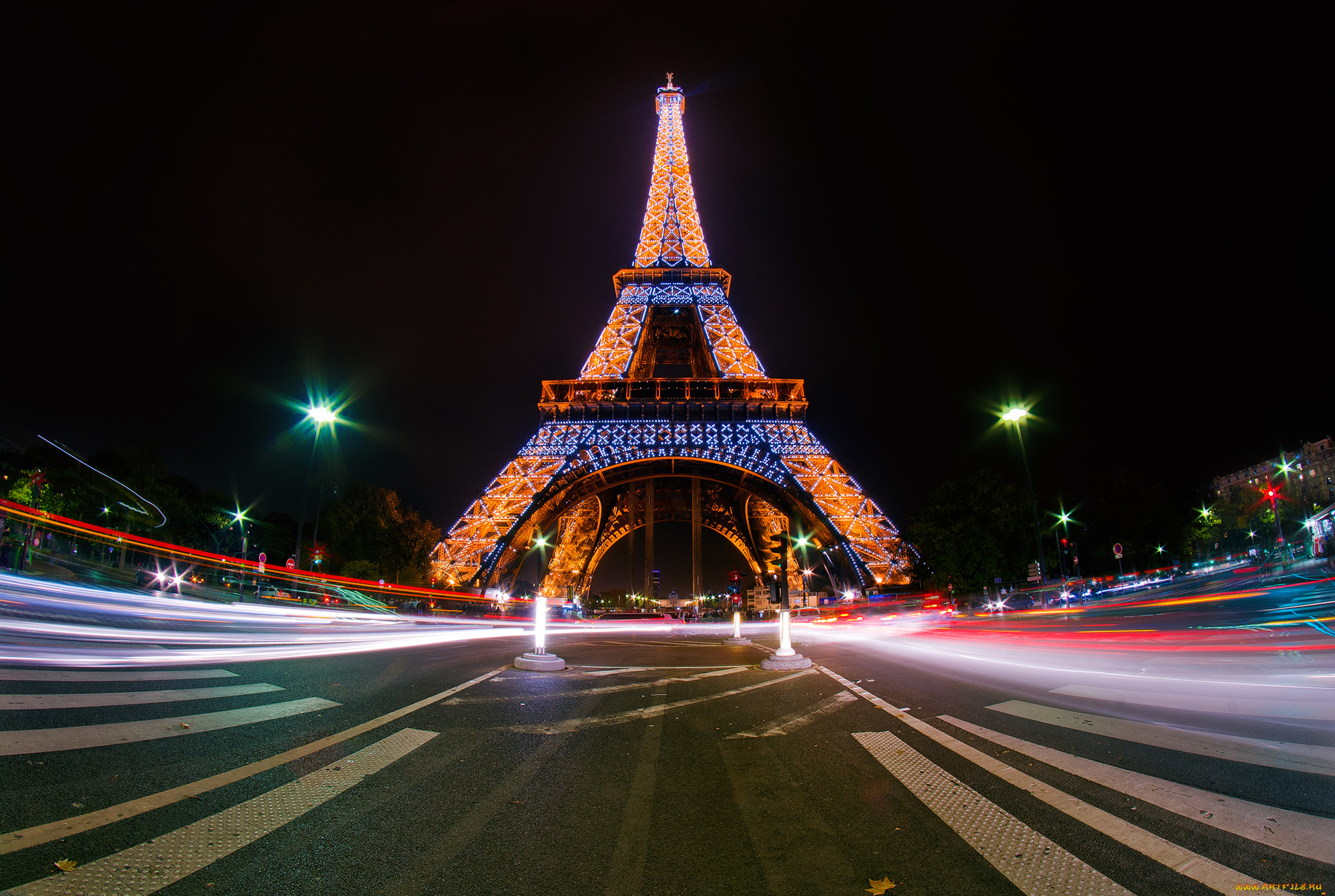 Paris les. Эйфелева башня дорога. Франция Эйфелева башня дорога. Ночная эльфивая башня. В Париже дорога эльфава башня.